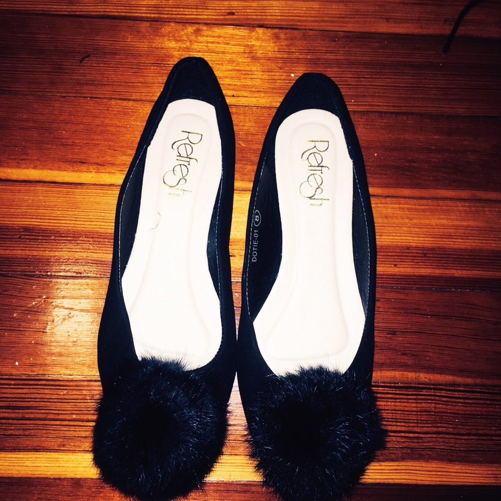Must HAVE Pom Pom Flat